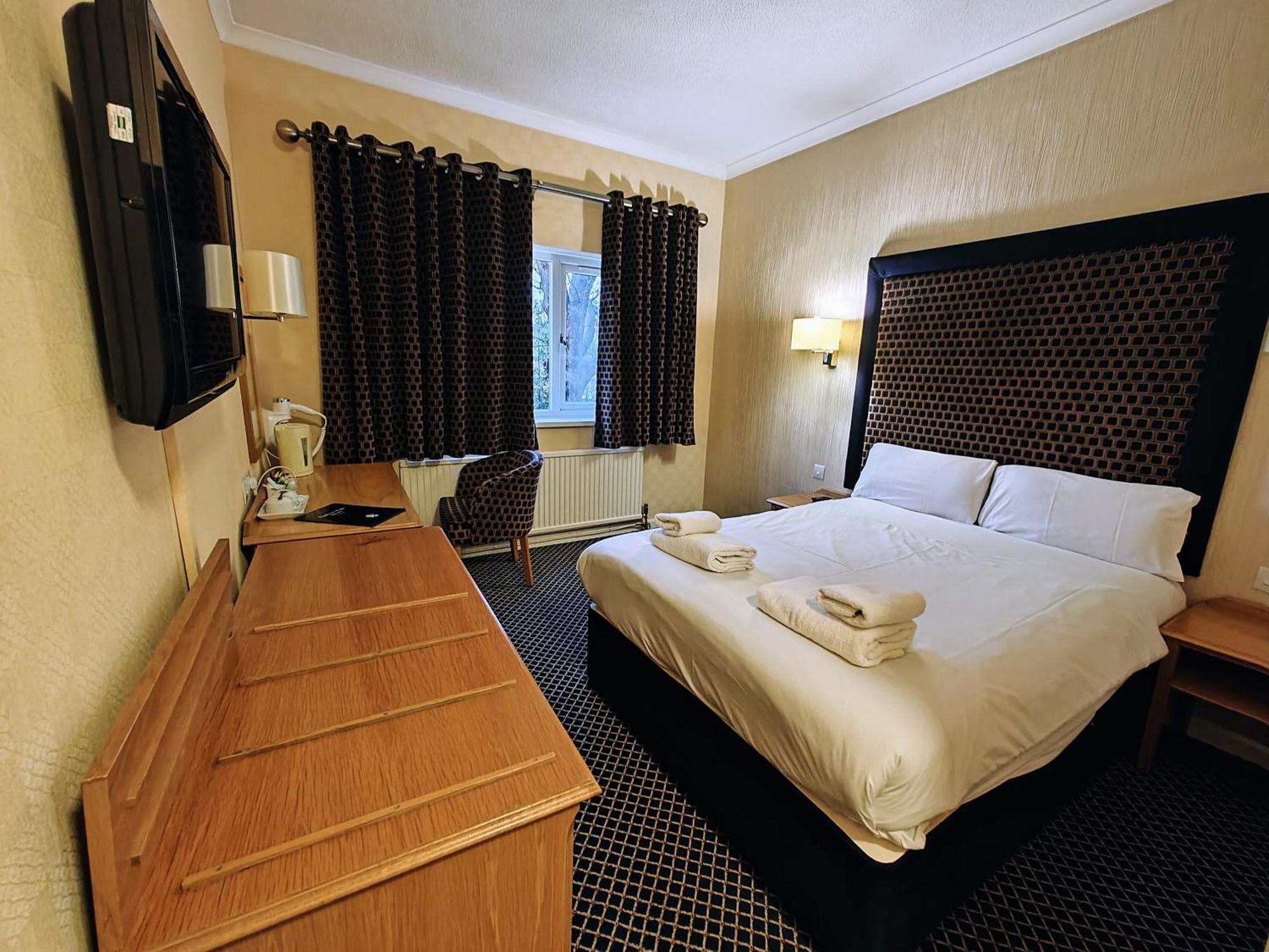Carlton Park Hotel Родъръм Екстериор снимка