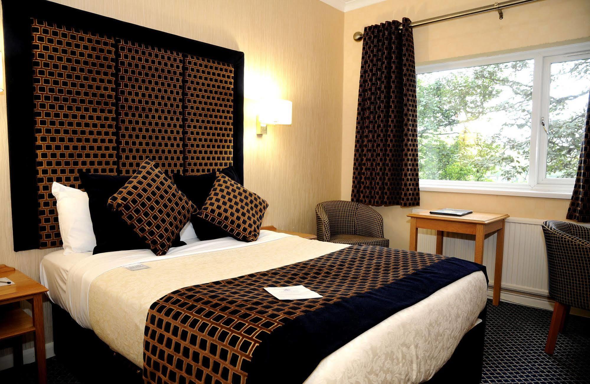 Carlton Park Hotel Родъръм Екстериор снимка