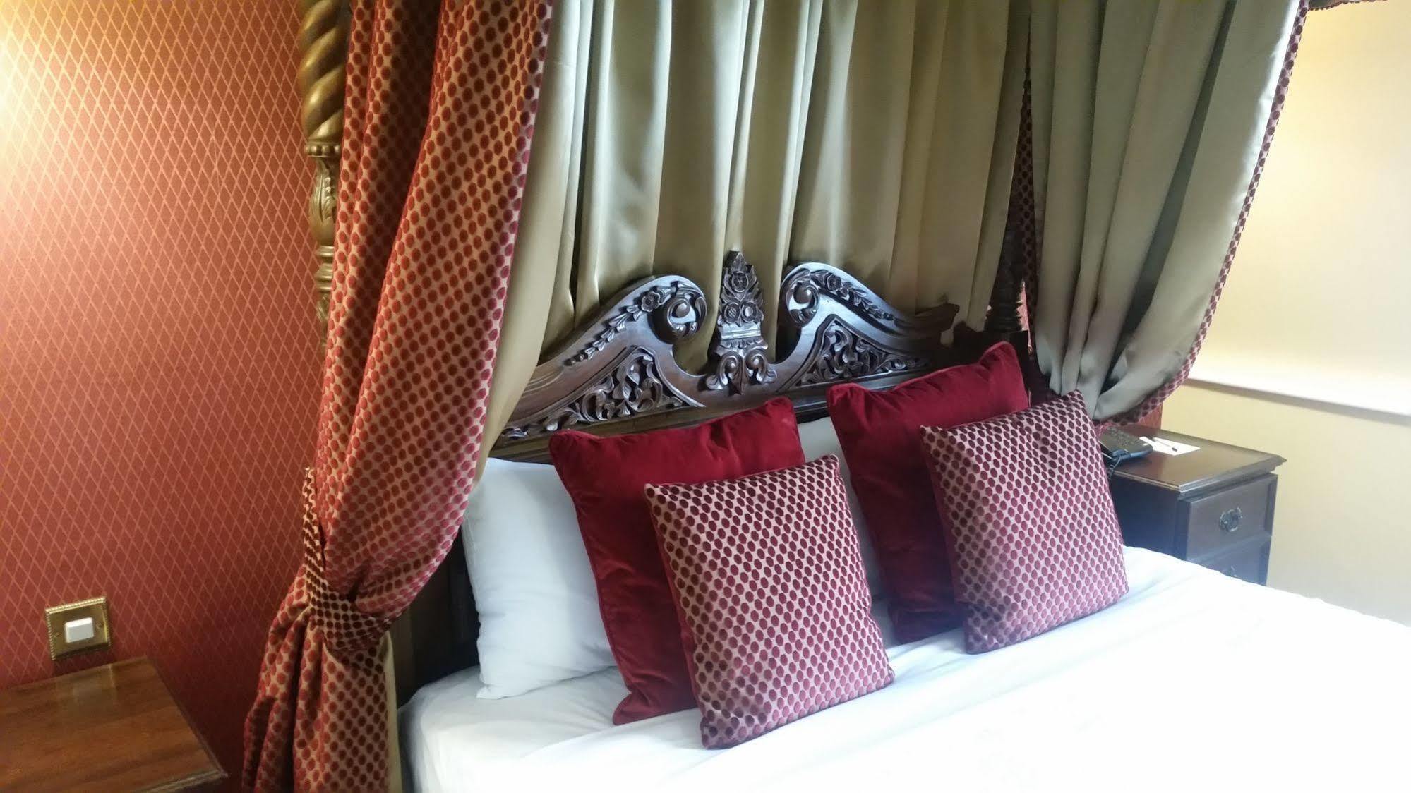 Carlton Park Hotel Родъръм Екстериор снимка